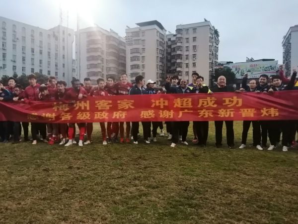 都市爱情喜剧聚焦当代都市女性三闺蜜的友情爱情事业发展引发期待电影《爱很美味》将延续剧集的“反套路”的主角人设和“不悬浮”的剧情，以一个又一个的美食为切口，去呈现恋爱和美食的结合所产生的化学反应，不分析对错、不深化焦虑，举重若轻地去探讨都市女性生活和两性关系的话题，把当代女性的现实生活困境，复杂的人性真实的呈现出来